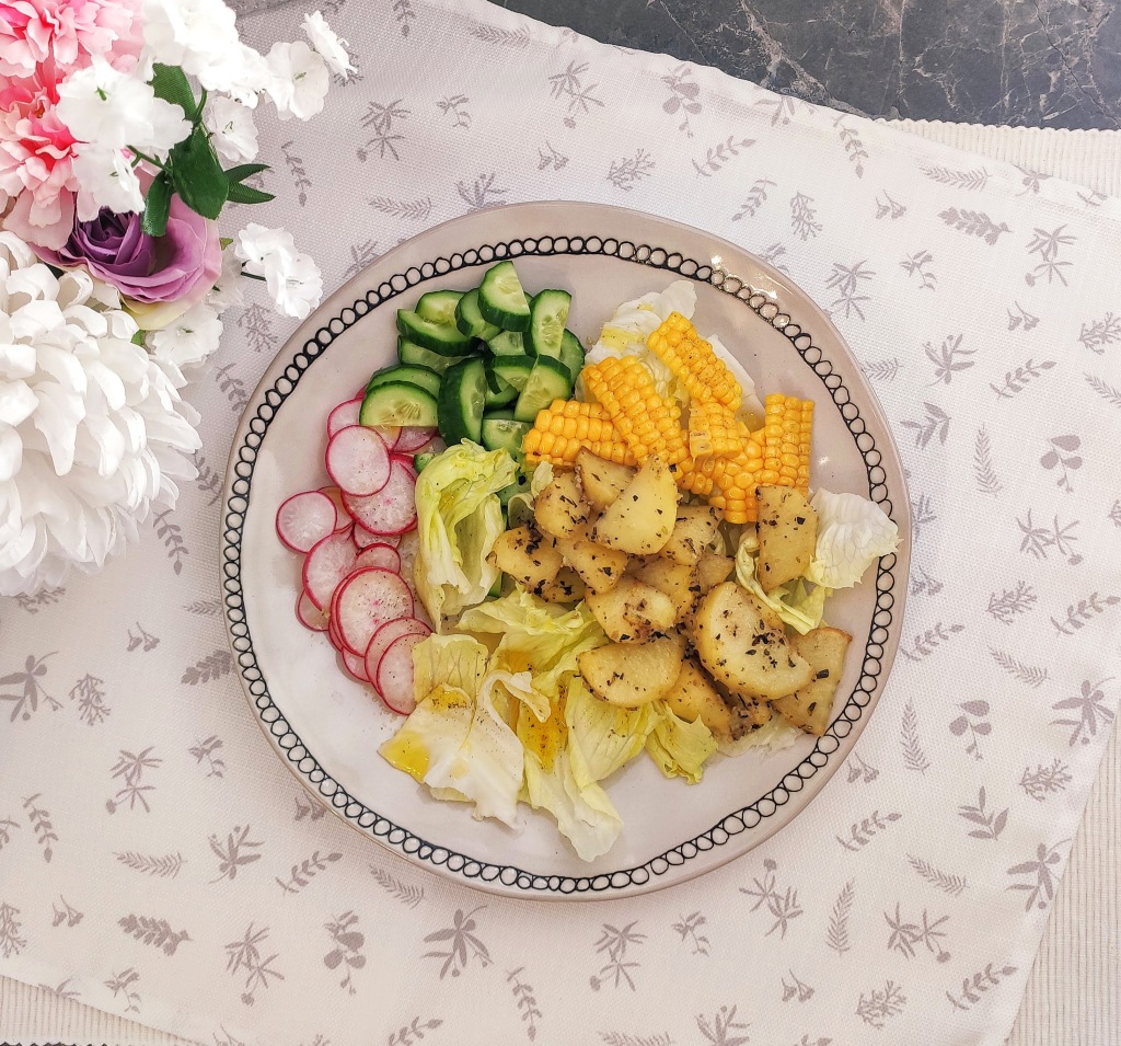 Салат с кукурузой и картофелем